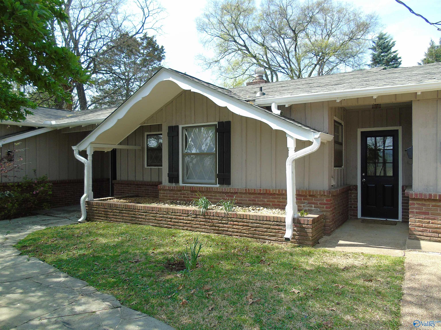 3 bed, 2.0 bath, 2556 sqft, $2,249 — Photo 2