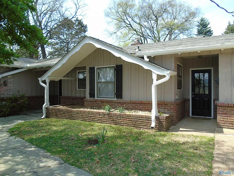 2504 Maysville Cir NE — Photo 2