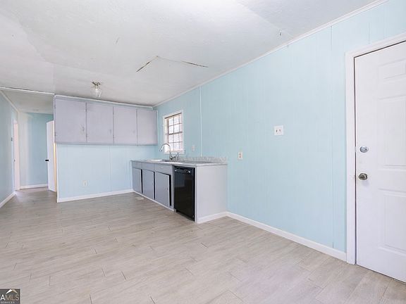 5th image of 174 Brown St
