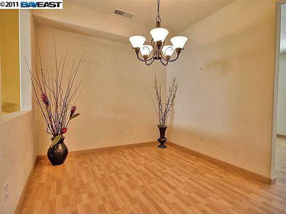 4th image of 654 Arcadia Dr