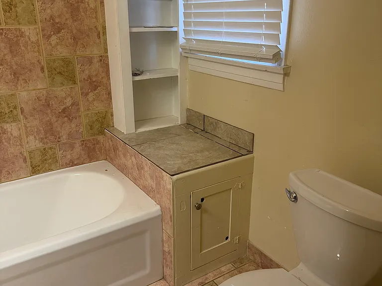Private full bath, with new blinds, toilet seat & bathtub plumbing hardware.