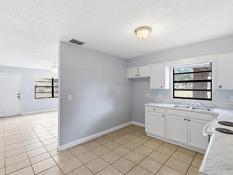 1725 Birchwood Cir #1 — Photo 5