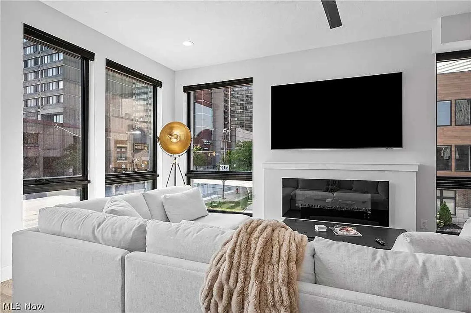 4 bed, 3.0 bath, 2863 sqft, $7,175 — Photo 3