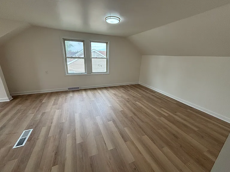 621 W 44th Pl — Photo 12