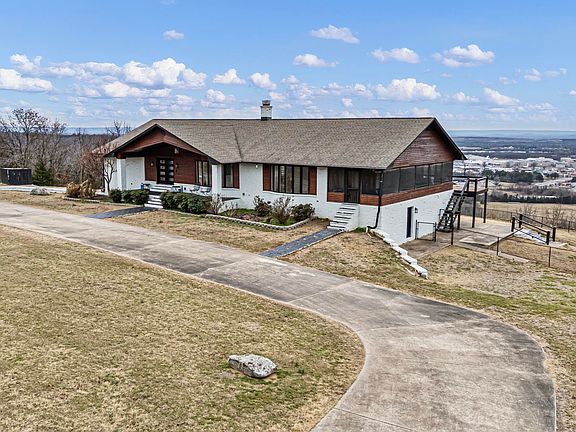 3rd image of 11 Bluff Dr