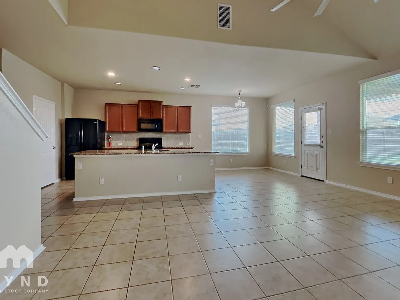 4 bed, 2.5 bath, 2360 sqft, $1,995 — Photo 3