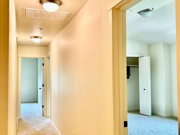 8005 NE Rockne Way — Photo 16