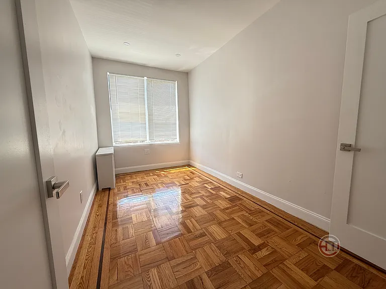 1817 Parkview Ave #2R — Photo 4