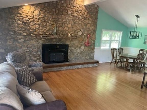 Great room w/ fireplace