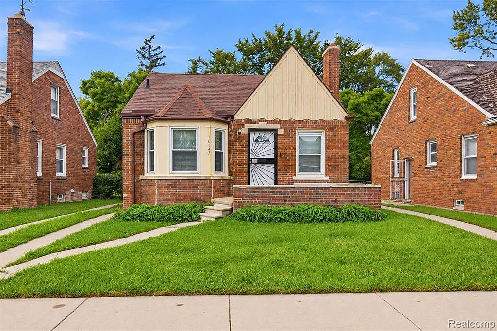 2 bed, 1.0 bath, 1046 sqft, $1,299 — Photo 1