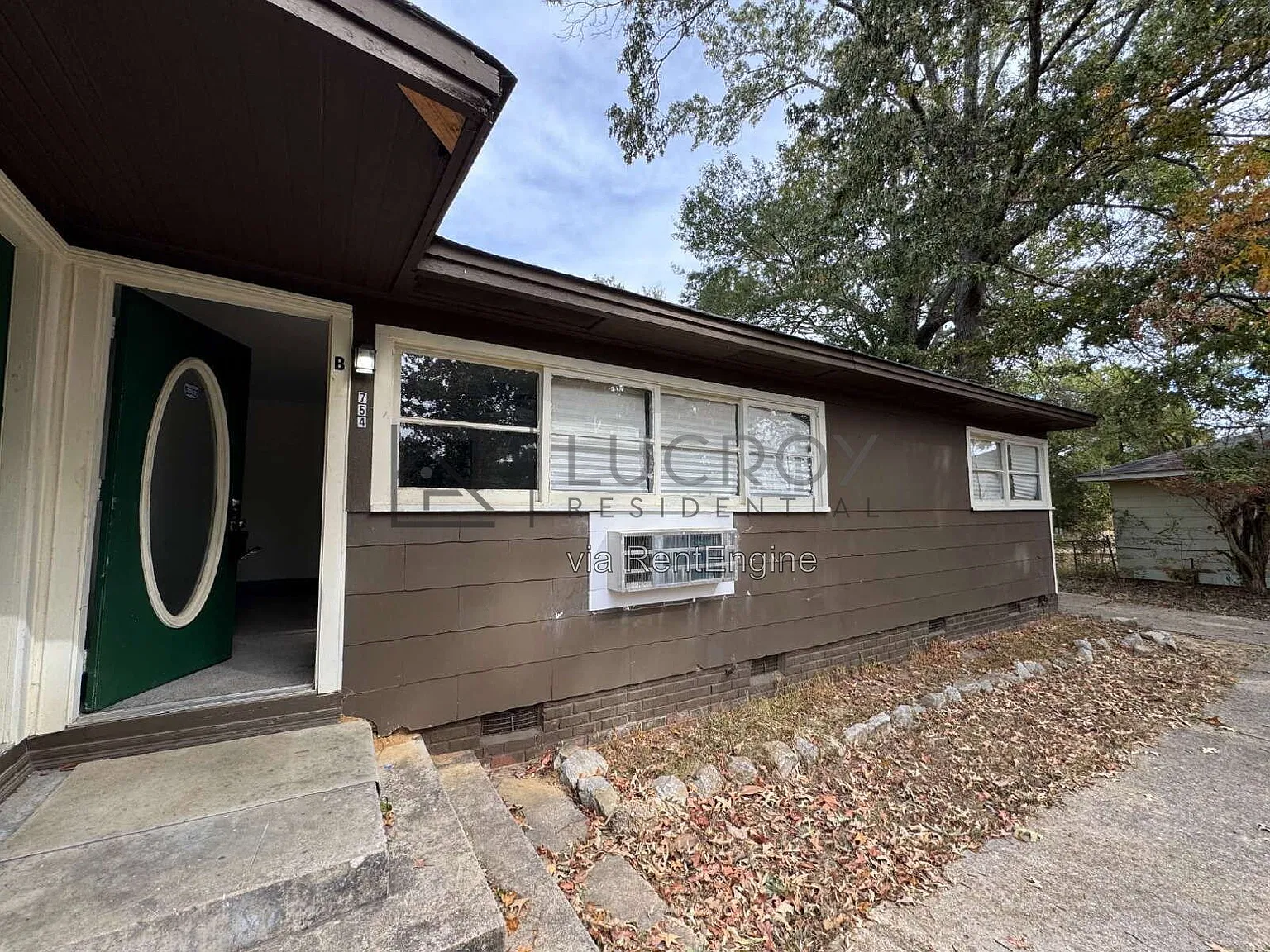 2 bed, 1.0 bath, $850 — Photo 2