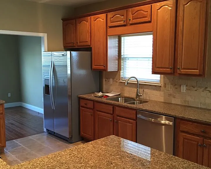 708 Stratford Ave — Photo 3