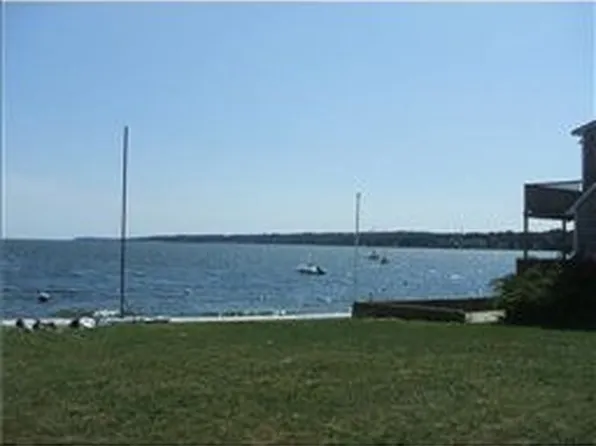 406 Park Ave, Portsmouth, RI 02871