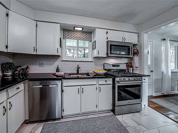 3rd image of 425 Sharon Rd