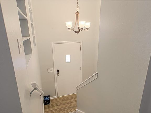 3rd image of 924 Canterbury Ln