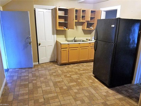 2nd image of 3164 W 73rd St