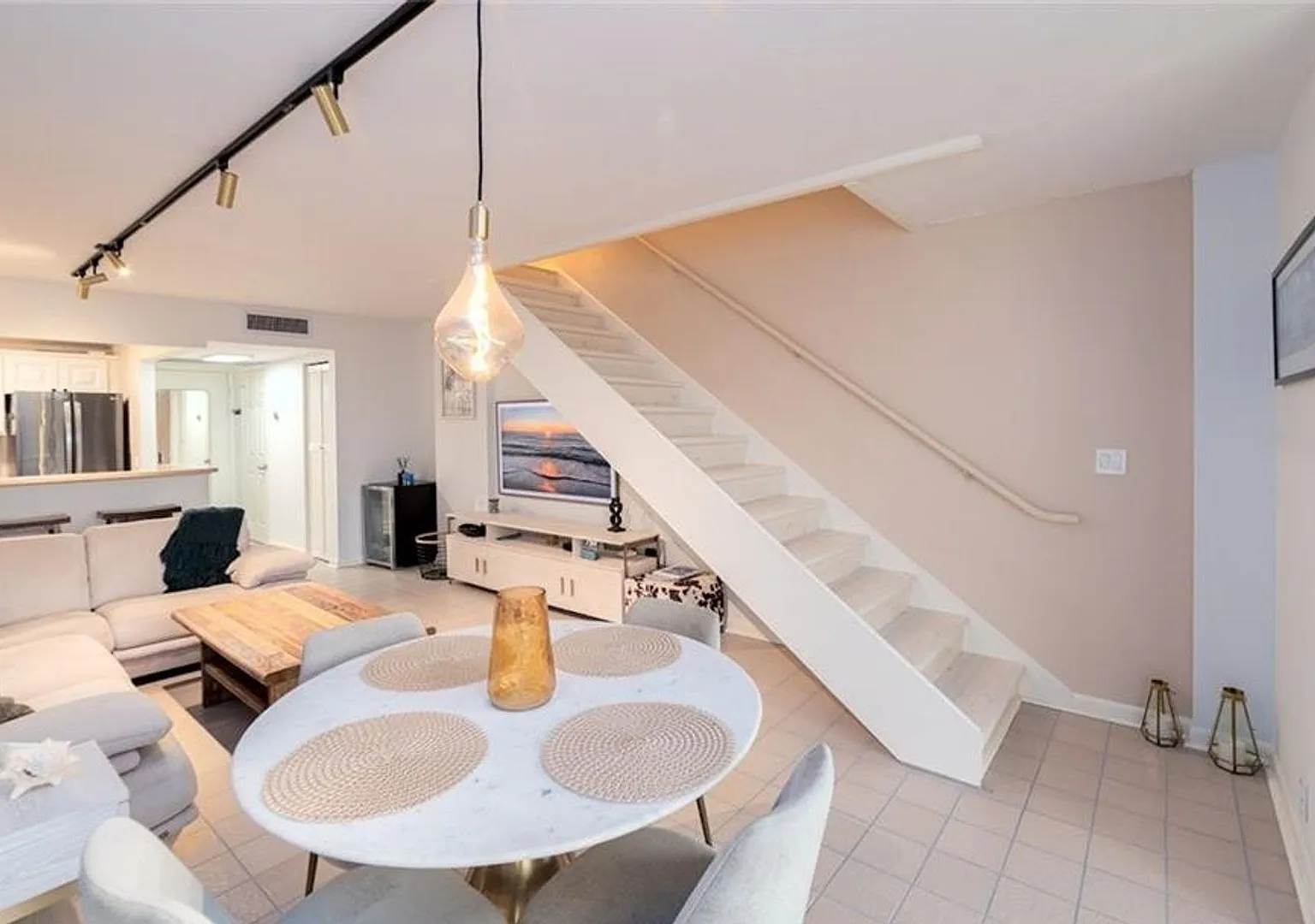 ** Stunning Beachside Townhouse Condo In Vanderbilt Towers Naples, Fl ** Looking For A Long-Term ... — Photo 4