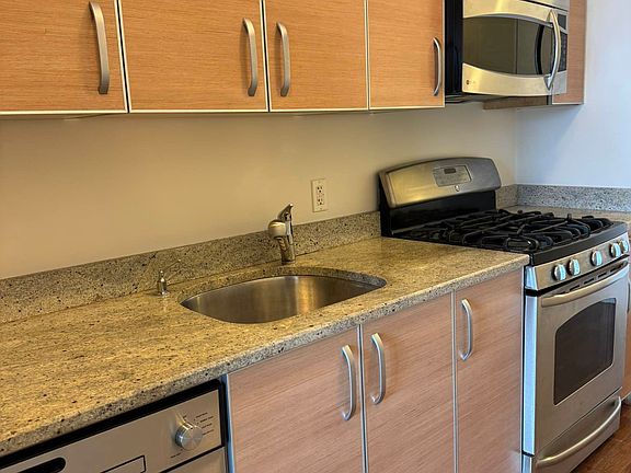 5th image of 3002 30th St APT 203