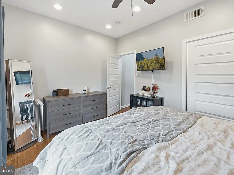 2568 Collins St — Photo 20