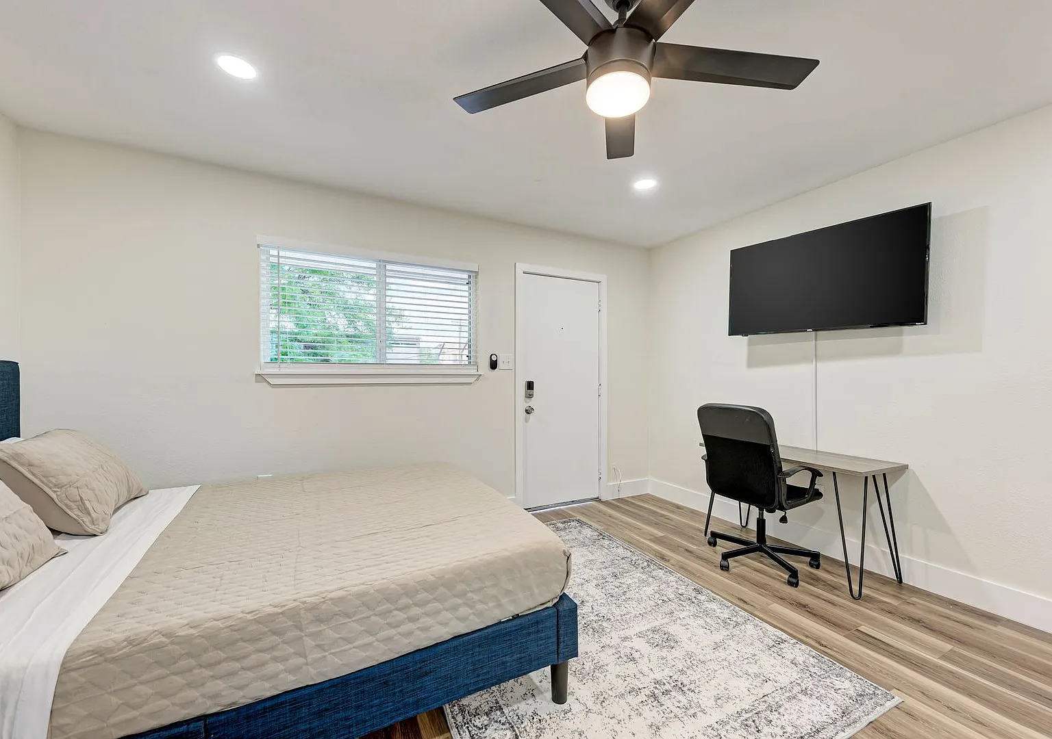 For Lease Fully Furnished Studio Near UT — Photo 3