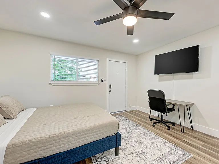 2302 Leon St #12 — Photo 3