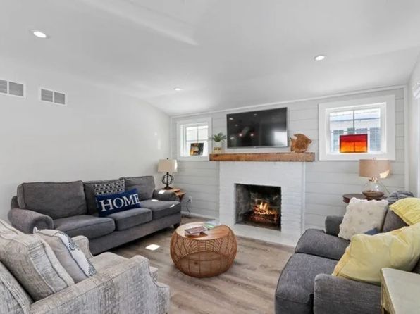 15 Geneva Ln, Fontana, WI 53125