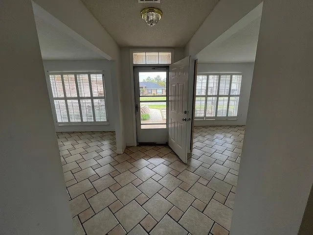 4 bed, 2562 sqft, $2,150 — Photo 4