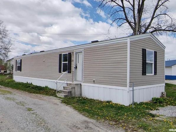 124 E Adams St SE, Clay City, IL 62824