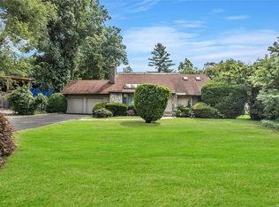 51 Crescent Dr, Albertson, NY 11507