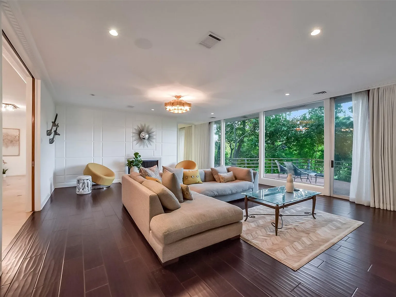 4 bed, 4.5 bath, 5823 sqft, $13,500 — Photo 3