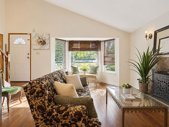 4th image of 875 Porteau Pl