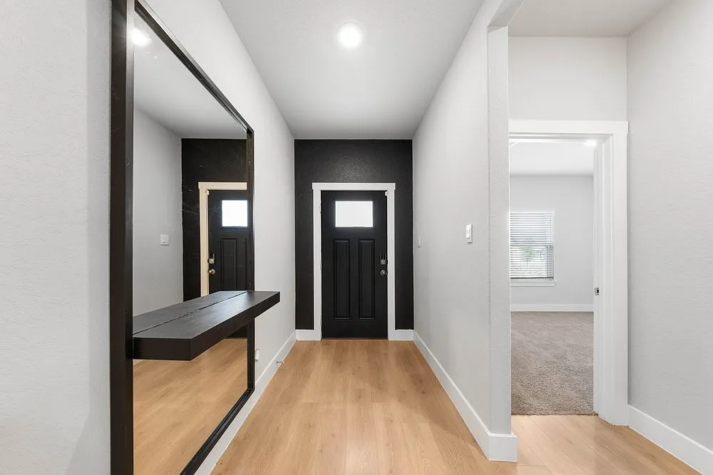 Spacious 5-Bed Home with Community Perks, Lake Access, and Private Fenced Yard in San Antonio — Photo 4
