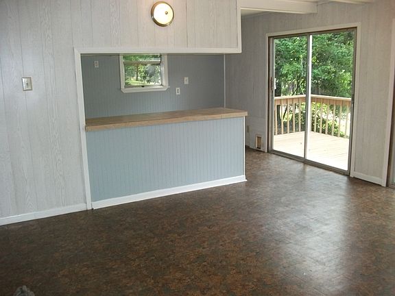 5th image of 457 Charmaine Dr S
