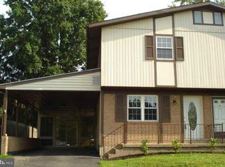 18 Dulles Dr W, Camp Hill, PA 17011