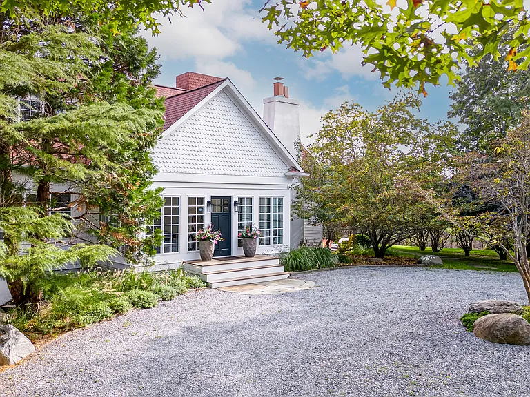 1129 Old Sag Harbor Rd — Photo 1