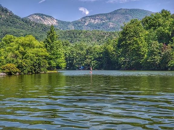 Beautiful lake lure - 5 min walk