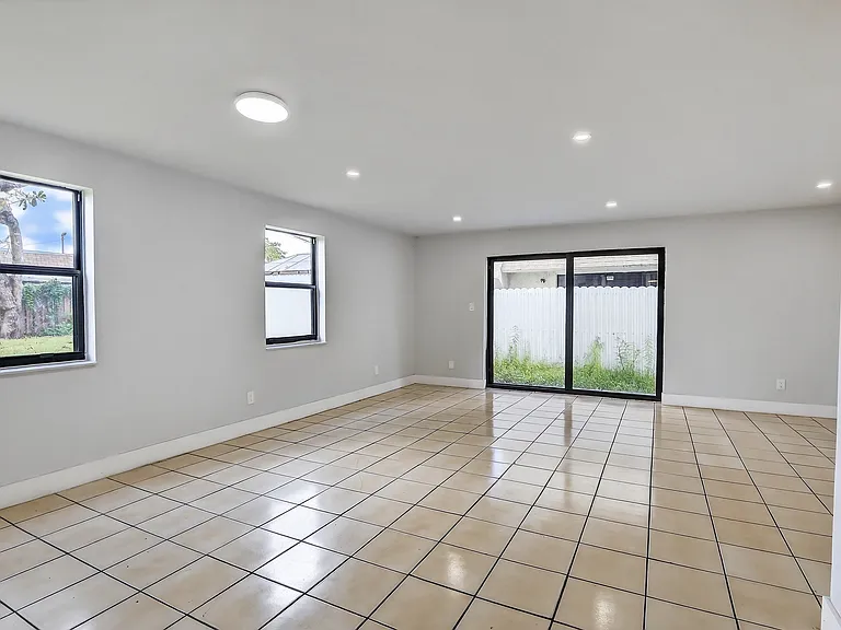 1721 SW 40th Ter #B — Photo 14