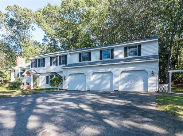 289 Oakwoods Dr, South Kingstown, RI 02879