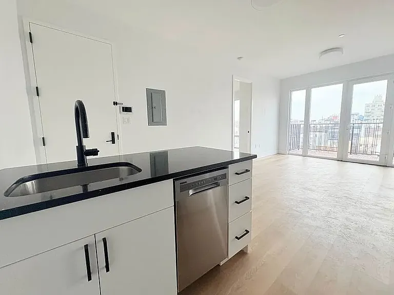 141 Frost St #4D — Photo 3