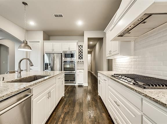 4th image of 301 Featherstone Dr