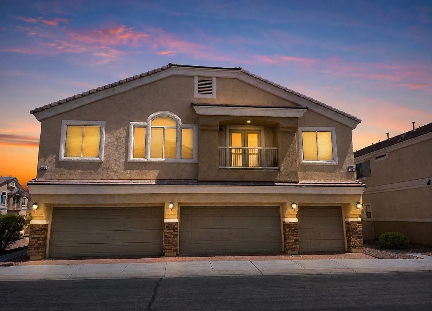 2 bedroom townhome with 1 car garage — Photo 1