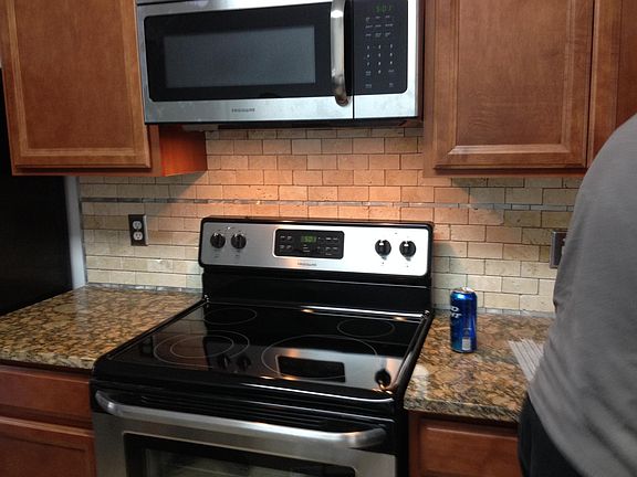 Ceramic-tile backspash. Self-cleaning oven with ceramic cooktop
