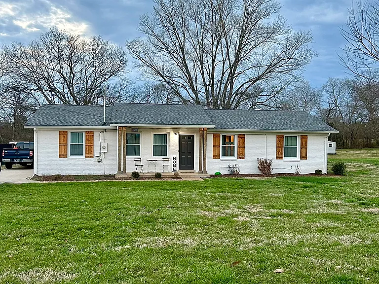 121 Oak Park Dr — Photo 2