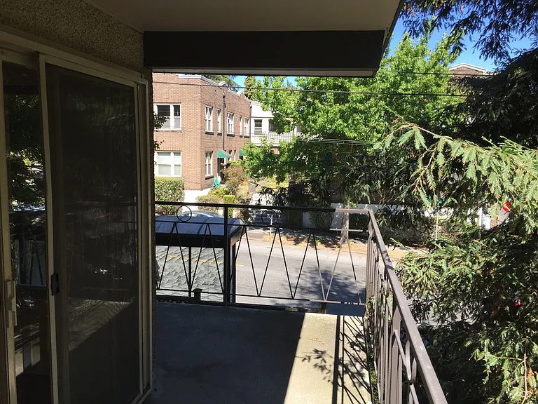 1821 E Thomas St — Photo 7