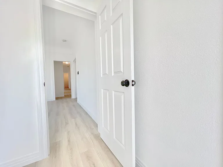 707 W 48th Street — Photo 31