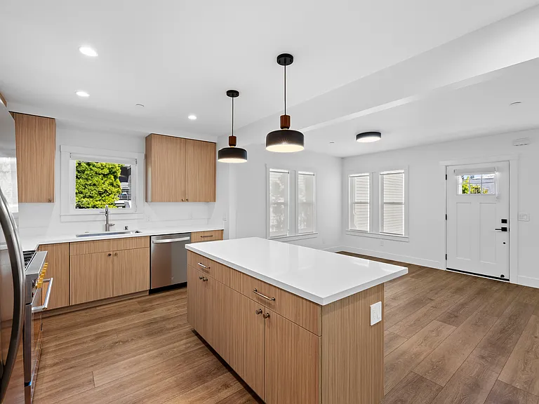 26A Mariposa Ave — Photo 2