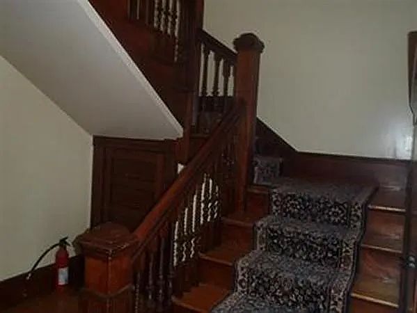 Building Photo 4