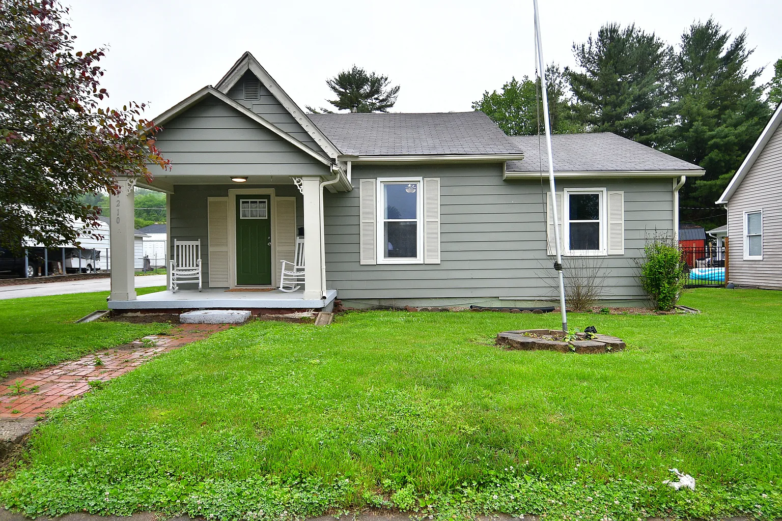 1210 E Pike St photo 1