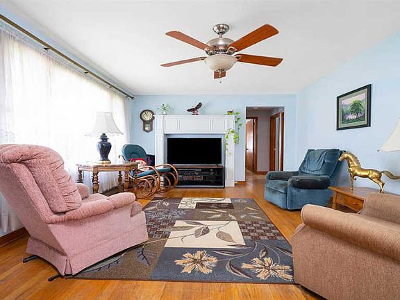 4th image of 1011 Emerald Ln
