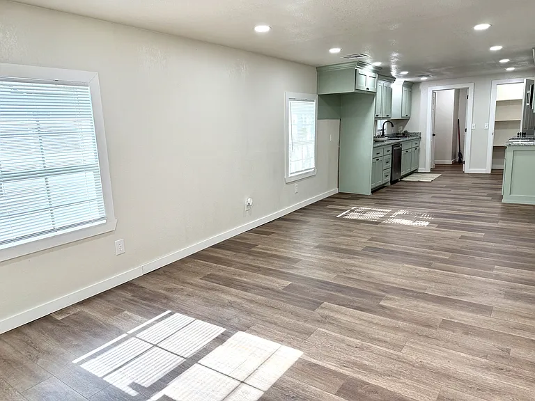 723 Roff St NE — Photo 8